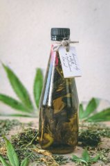 Dobré Konopí Kanapių aliejus su čili ir žolelėmis 330 ml